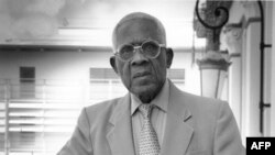 Poète martiniquais Aimé Césaire posant à la mairie de Fort-de-France, en 2003.