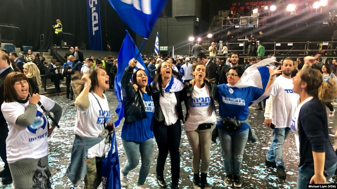 Warga Israel pendukung Partai Likud merayakan kemenangan dalam pemilu di Tel Aviv, Rabu (10/4). 