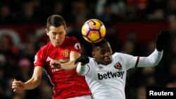 Le Sénégalais Diafra Sakho de West Ham lors d'un match à Manchester le 27 novembre 2016.