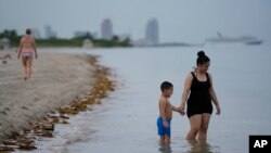 Bañistas entran al agua en la playa de Crandon Park, en la Florida, el 28 de julio de 2023.