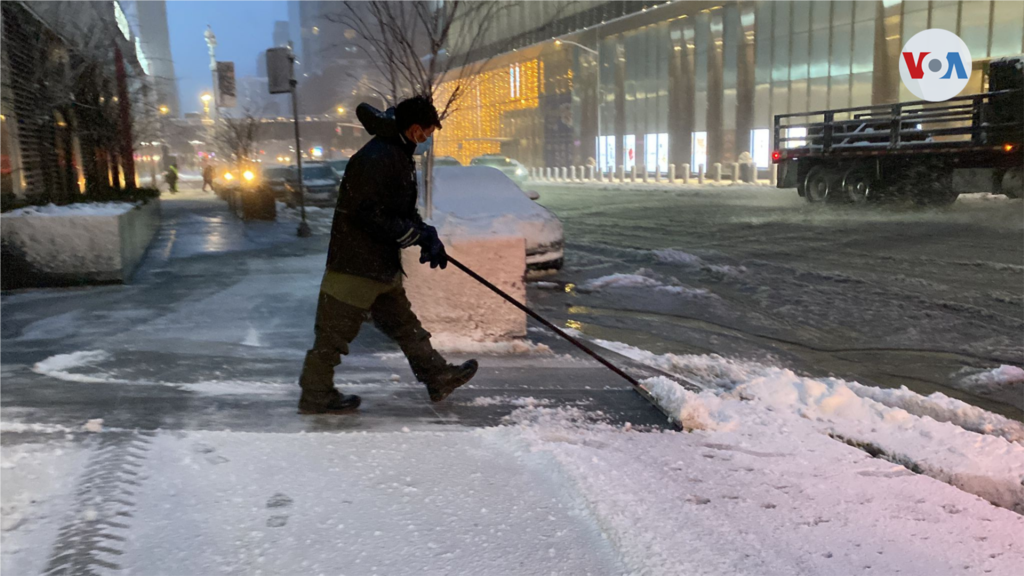 Empleados remueven desde horas tempranas la nieve acumulada en las calles de la ciudad de Nueva York, el viernes 7 de enero de 2022.