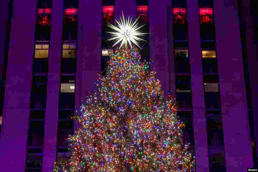 En diciembre de 1933 se encendieron por primera vez las luces de un gran Árbol de Navidad en el Rockefeller Center, de Nueva York. Desde entonces, forma parte de una de las tradiciones de Fin de Año en la ciudad.