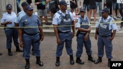 La police surveille une manifestation à Durban, le 11 février 2016.