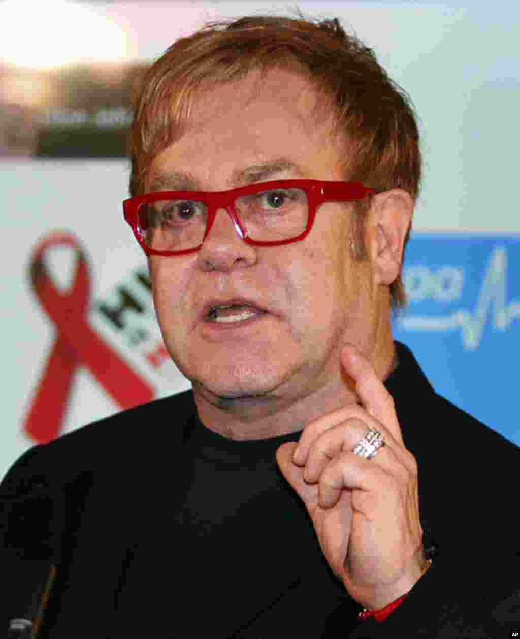 英国音乐家艾尔顿-约翰在澳大利亚悉尼出席世界艾滋病日宣传活动。(Reuters)