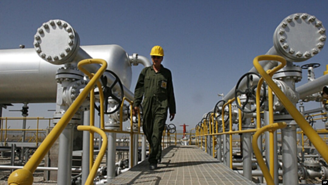 Nhân viên làm việc tại cơ sở lọc dầu Majid Afshari gần Ahvaz, Iran
