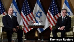 토니 블링컨(오른쪽) 미 국무장관이 26일 워싱턴 D.C.에서 나프탈리 베네트 이스라엘 총리와 회동하고 있다. 