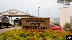 ARCHIVO - Vehículos pasan por la principal puerta de seguridad hacia la Penitenciaría Estatal de Luisiana, la Prisión Angola, la cárcel de máxima seguridad más grande del país, el 5 de agosto de 2008, en Angola, Luisiana.