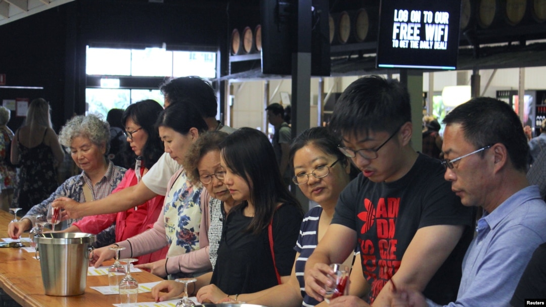 资料照：2018年2月3日华人游客在位于澳大利亚悉尼北部猎人谷的 McGuigan 酿酒厂品尝葡萄酒。(路透社）
