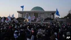 윤석열 한국 대통령의 탄핵소추안이 통과된 한국 국회 앞에서 탄핵 촉구 집회가 열리고 있다. 