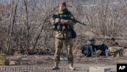 Ukrajinski vojnik na svom položaju u predgrađu Kijeva, Ukrajina.