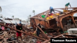 Residentes en Puerto Cabezas, Nicaragua, remueven escombros de su casa destruida por el huracán Iota en la segunda semana de noviembre de 2020.