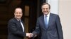 Umushikiranganji wa mbere w'igihugu c'Ubugereki Antonis Samaras, mu buryo, ariko araramunkanya na President w'igihugu c'Ubufaransa Francois Hollande ku musi wa kabiri itariki 19 z'ukwezi ka kabiri mu gisagara ca Athens.