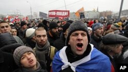 Demonstranti na moskovskom trgu Bolotnaja 10. decembra 2011 uzvikuju parole protiv Vladimira Putina. 