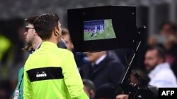 L'arbitre Gianluca Rocchi regarde l'écran du système d'assistant vidéo assistant (VAR) lors d'un match entre l'Inter de Milan et la Lazio à Milan, le 30 décembre 2017.