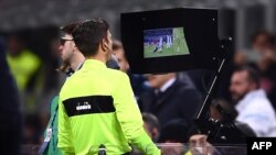 L'arbitre Gianluca Rocchi regarde l'écran de la VAR lors du match entre l'Inter Milan et la Lazio, Italie, le 30 décembre 2017.