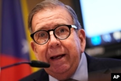 El líder opositor venezolano Edmundo González habla durante una conferencia de prensa en el centro de Madrid, España, el martes 10 de diciembre de 2024. (Foto AP/Bernat Armangue)