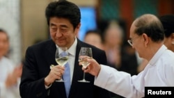 PM Jepang Shinzo Abe (kiri) bersama Presiden Burma Thein Sein dalam acara jamuan makan di Naypyitaw, Burma. 