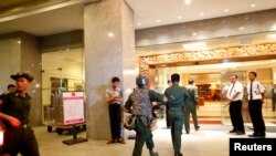 缅甸军人抵达商贸酒店实行警戒