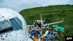ပျက်ကျခဲ့တဲ့ Air India Express လေယာဉ်အနီး စစ်ဆေးနေတဲ့ တာဝန်ရှိသူများ။ (သြဂုတ် ၈၊ ၂၀၂၀)