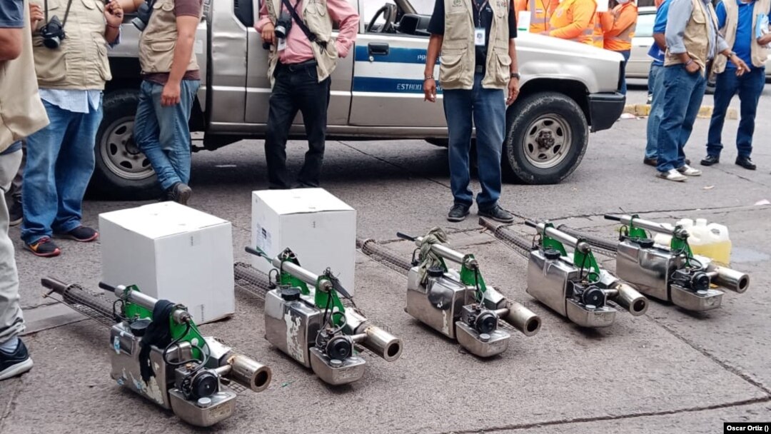 Las autoridades en Tegucigalpa, Honduras, preparan equipos de fumigación contra el mosquito que transmite el dengue. Foto Oscar Ortiz, VOA.