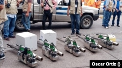 Las autoridades en Tegucigalpa, Honduras, preparan equipos de fumigación contra el mosquito que transmite el dengue. Foto Oscar Ortiz, VOA.