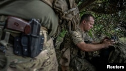 Ukrajinski vojnik upravlja dronom sa položaja u blizini sela Robotine.