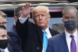 도널드 트럼프 전 미국 대통령이 지난 3월 뉴욕시 트럼프 타워 앞에서 지지자들에게 인사하고 있다.