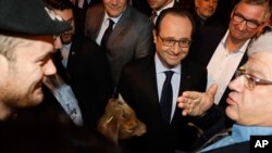 Presiden Perancis Francois Hollande di pameran pertanian, Sabtu, 27 Februari 2016.