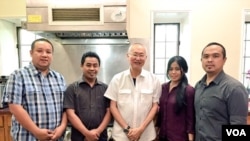 Pakar kuliner William Wongso bersama timnya di Washington D.C. (Foto: VOA/Vena Dilianasari)