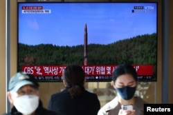 Orang-orang menonton TV yang menyiarkan laporan berita tentang Korea Utara yang menembakkan rudal balistik di lepas pantai timurnya, di Seoul, Korea Selatan, 2 November 2022. (Foto: REUTERS/Kim Hong-Ji)