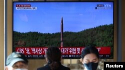 Orang-orang menonton TV yang menyiarkan laporan berita tentang Korea Utara yang menembakkan rudal balistik di lepas pantai timurnya, di Seoul, Korea Selatan, 2 November 2022. (Foto: REUTERS/Kim Hong-Ji)