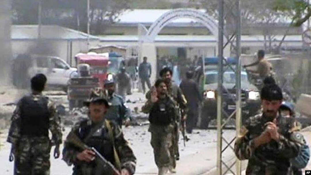 Tentara nasional Afghanistan mengamankan lokasi pasca serangan bom mobil di Qalat, provinsi Zabul, Afghanistan selatan, Sabtu (6/4). 