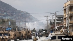 Pasukan keamanan Afghanistan melakukan inspeksi di dekat lokasi serangan di Kabul, Afghanistan, 25 Maret 2020. (Foto: REUTERS/Mohammad Ismail)