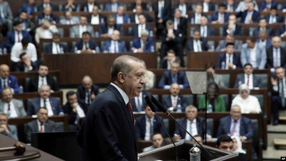 Presiden Turki Recep Tayyip Erdogan berbicara di depan anggota parlemen di Ankara, Turki (25/7). 