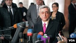 Presiden Armenia Serzh Sargsyan memberikan keterangan pers di dekat sebuah TPS di Yerevan. Hasil perhitungan suara pendahuluan menunjukkan Serzh Sargsyan terpilih kembali sebagai Presiden untuk masa jabatan kedua (VOA/ Vera Undritz).