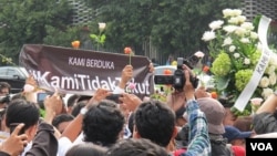 Warga masyarakat dari berbagai profesi melakukan aksi solidaritas dan gerakan “Kami Tidak Takut” digelar di kawasan Sarinah, Thamrin, Jakarta Jumat 15/1 (VOA/Fathiyah).