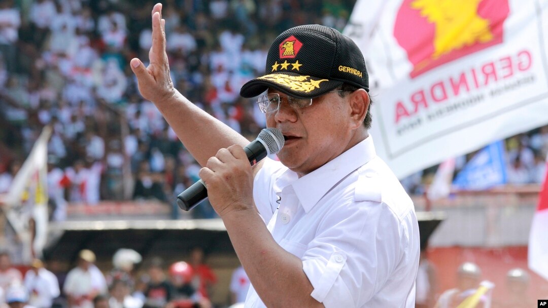 Indonesian presidential candidate Prabowo Subianto delivers a speech during a campaign rally in Makassar, Sulawesi island, June 17, 2014.