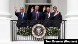 Dari kiri: PM Israel Benjamin Netanyahu, Presiden AS Donald Trump, Menlu Bahrain Abdullatif Al Zayani dan Menlu UEA Abdullah bin Zayed usai penandatangan perjanjian damai di Gedung Putih, Selasa (15/9). 