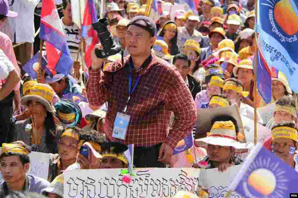 VOA Khmer reporter Heng Reaksmey at a opposition election campaign rally in Phnom Penh. (2013)