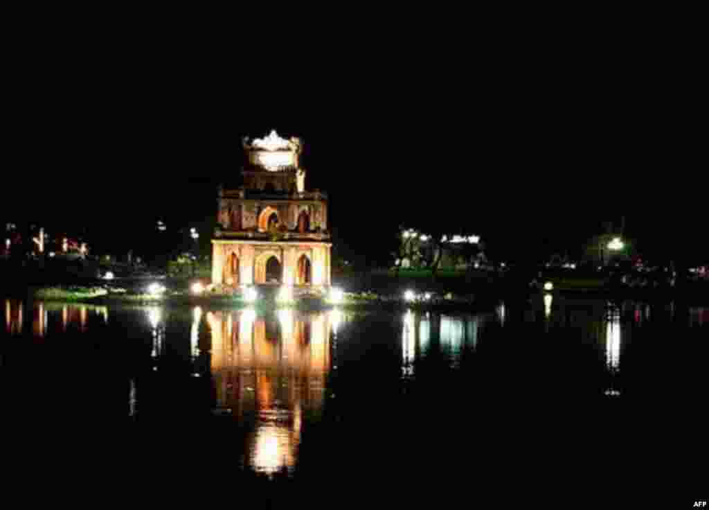 Hoan Kiem lake by night