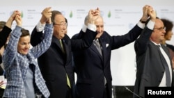 Dari kiri ke kanan, Christiana Figueres, Sekertaris Eksekutif PBB Konvensi Kerangka Kerja Perubahan Iklim, Sekjen PBB Ban Ki-moon, Menteri Luar Negeri Perancis Laurent Fabius, Presiden COP21 dan Presiden Perancis Francois Hollande ketika mencapai kesepakatan pada Konferensi Perubahan Iklim Dunia 2015 (COP21) di Le Bourget, dekat Paris, Perancis, 12 Desember 2015.