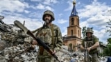 资料照：乌克兰士兵在扎波罗热地区被俄罗斯军队炸成废墟的村庄巡逻。（2024年5月20日）
