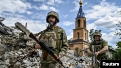 资料照：乌克兰士兵在扎波罗热地区被俄罗斯军队炸成废墟的村庄巡逻。（2024年5月20日）