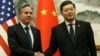 Menteri Luar Negeri AS Antony Blinken dan Menlu China Qin Gang berjabat tangan sebelum melangsungkan pembicaraan di Beijing, hari Minggu (18/6).