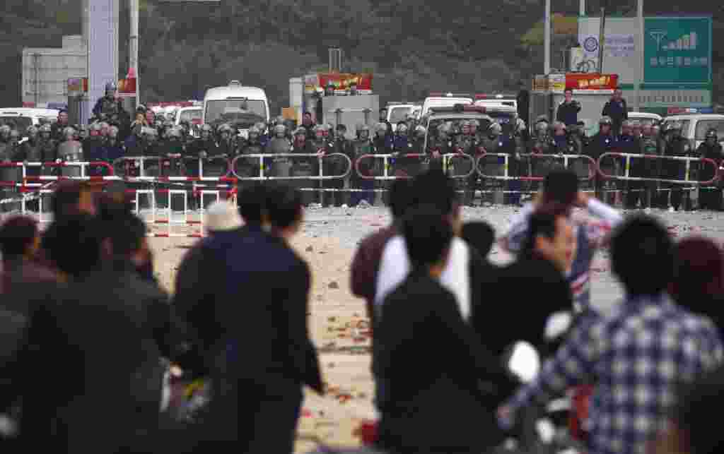 En Haimen, ciudad de la provincia China de Guangdong, los ciudadanos protestan contra un plan de construir una planta de energía de carbón.