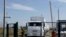 <blockquote class="twitter-tweet" lang="uk">
<p>Russia's "humanitarian" invasion begins. Convoy, disavowed by Red Cross, inside Ukraine, Luhansk-bound. <a href="http://t.co/aOUnV3EkjA">pic.twitter.com/aOUnV3EkjA</a></p>
&mdash; Strobe Talbott (@strobetalbott) <a href="https://twitter.com/strobetalbott/statuses/502829293089853440">August 22, 2014</a></blockquote>
Президент аналітичного центру "Інститут Брукінґса" Строуб Талботт твітує : "Російське "гуманітарне" вторгнення почалось. Конвой від якого відхрестились у Червоному Хресті, вже в Україні і прямує до Луганська".