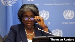 لیندا تامس گرینفیلد، سفیر آمریکا در سازمان ملل در جریان کنفرانس خبری روز دوشنبه