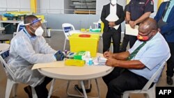 PM Papua Nugini James Marape (kanan) siap menerima vaksinasi COVID-19 produksi AstraZeneca di Port Moresby (foto: dok). 