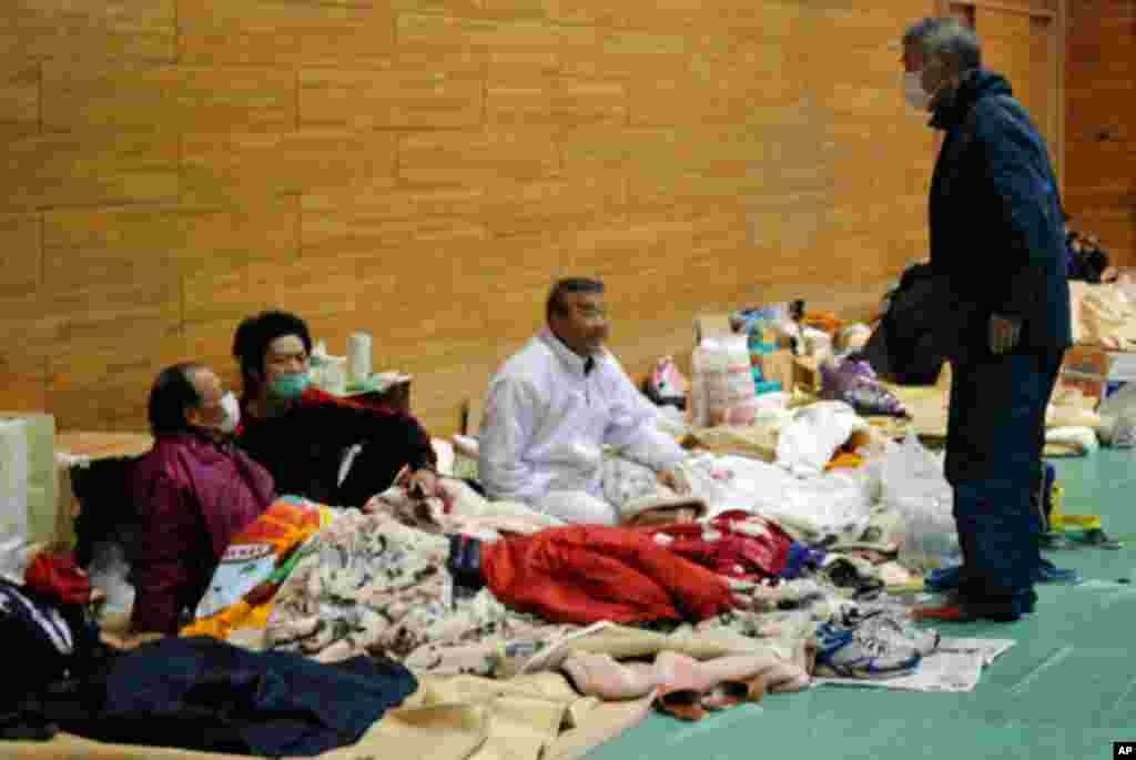 Japanese evacuees at Koriyama High School gymnasium, Koriyama, Fukushima Prefecture, March 16, 2011 (VOA Photo/S. Herman)
