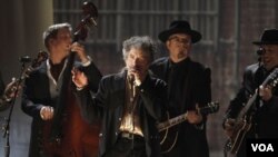 Bob Dylan tocando durante la premiación de los Grammy, en Los Ángeles, el 13 de febrero de 2011.